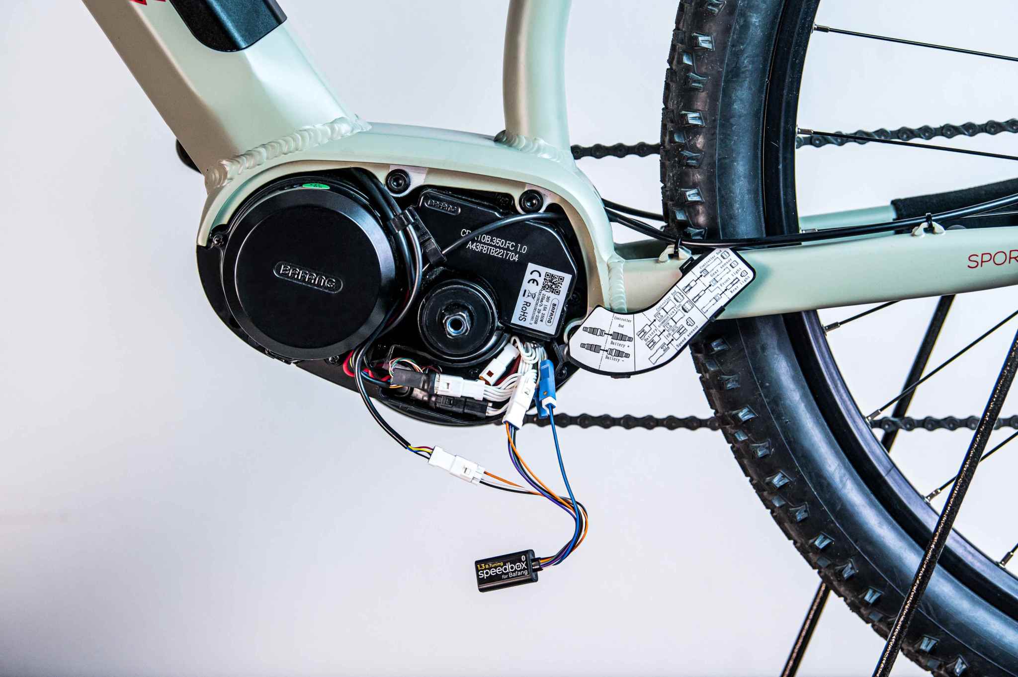 Module SpeedBox 1.3 B.Tuning pour vélos électriques Bafang avec connecteur 4 broches installé sur moteur Bafang Max Drive M300, M400, M420.