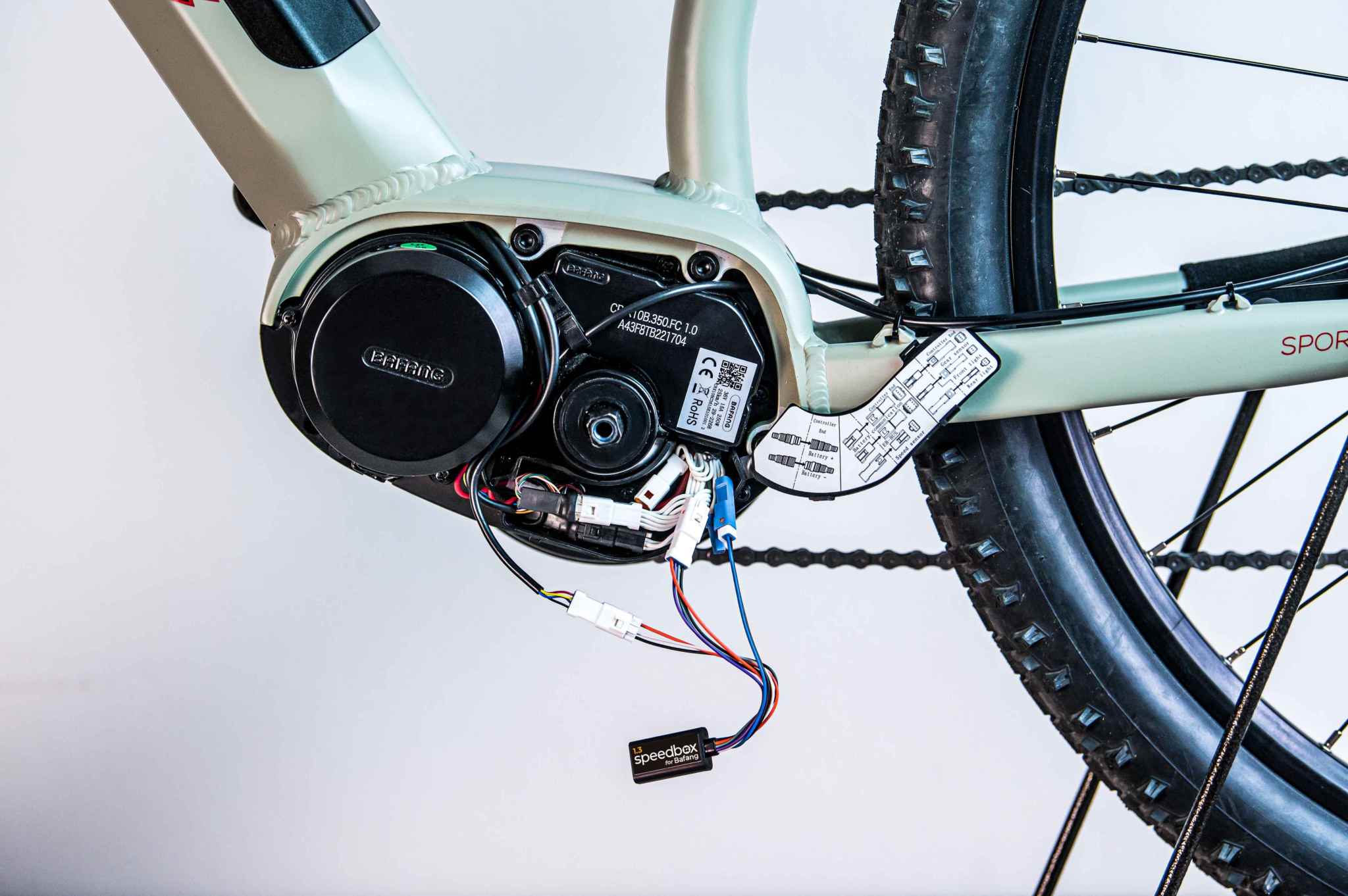 SpeedBox 1.3 module connecté au moteur Bafang Max Drive M300 avec connecteur 4 broches sur vélo électrique