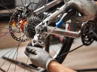 Ultrasound cleaning of bicycle transmission with disassembly and adjustments.